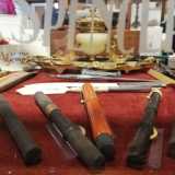 ...notiamo una teca che accoglie penne antiche, tra cui spicca il primo prototipo dell�inventore delle clip, Lewis Waterman, risalente agli inizi del Novecento